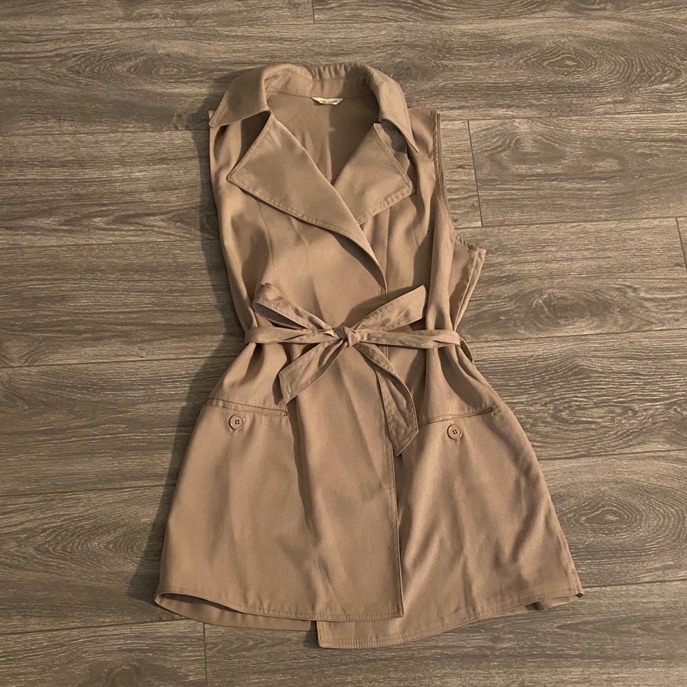Max Studio - Sleeveless Tie-Waist Vest in Taupe - Size L
